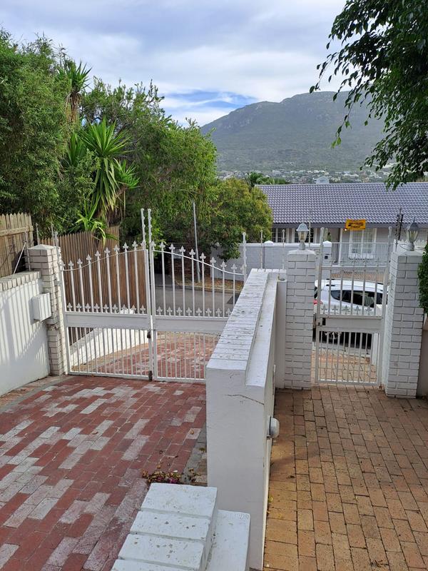 To Let 4 Bedroom Property for Rent in Penzance Estate Western Cape